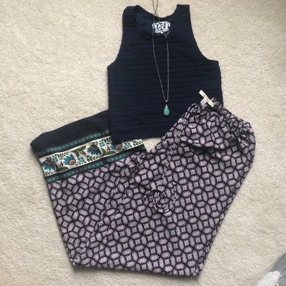 Stretchy ribbed crop top. Navy blue